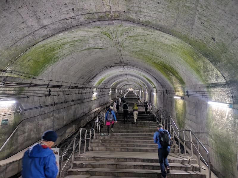 JR上越線の土合駅はモグラ駅として有名